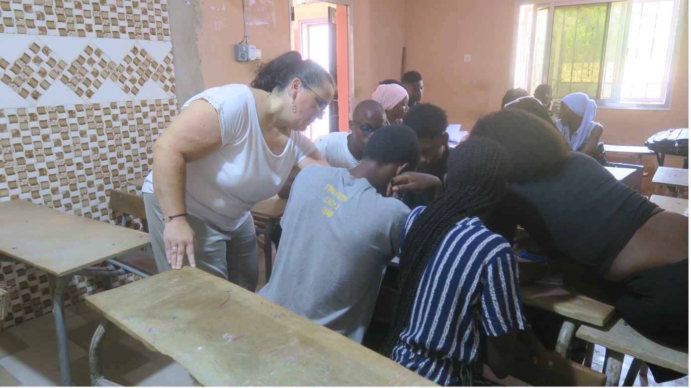 Comme les élèves, pour la plupart, ne disposent pas de téléphone portable nous avons privilégié la recherche via des ouvrages d’histoire de la littérature. Les élèves ont alors travaillé par groupes et restitué aux autres le fruit de leurs recherches, à s